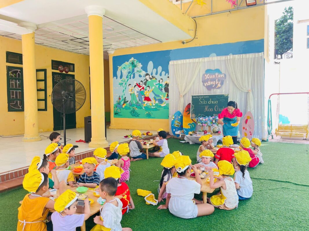 Hoạt động bé làm sữa chua hoa quả 3 22